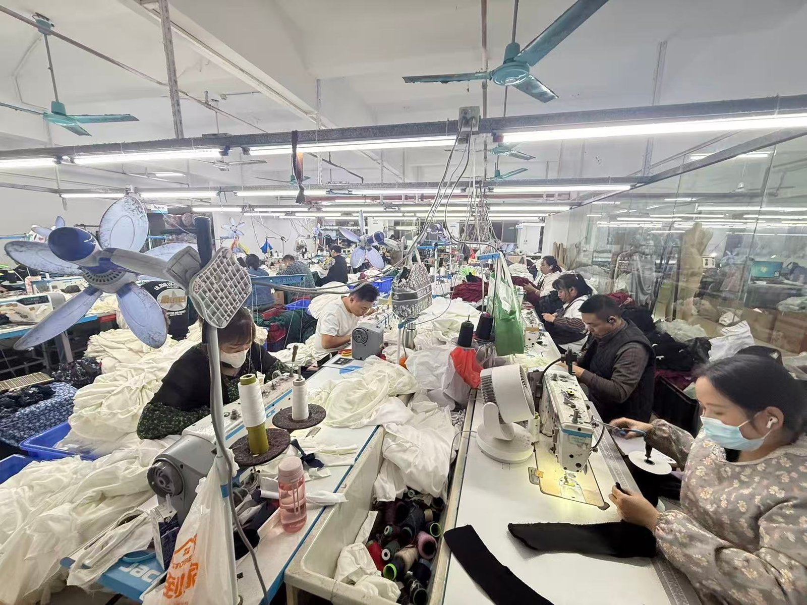 Automatic fabric cutting machine in a garment factory